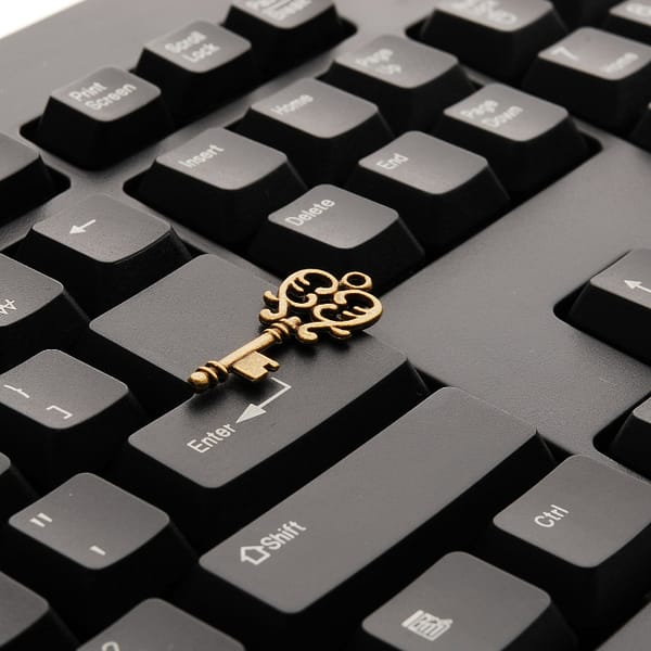 Tastatur mit einem goldenen Schlüssel darauf